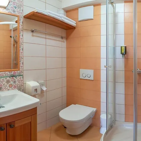 לינה וארוחת בוקר Angelina 4*