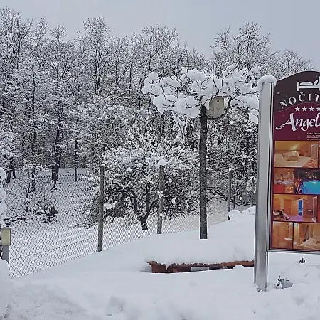 Angelina לינה וארוחת בוקר 4*