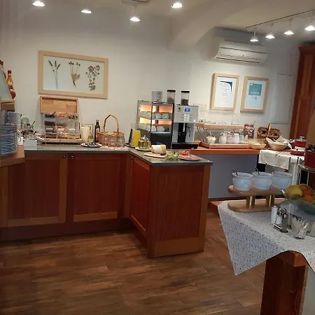 לינה וארוחת בוקר Angelina 4*