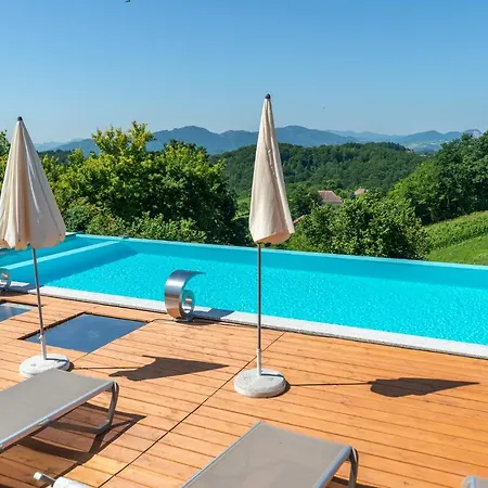 לינה וארוחת בוקר Angelina 4*